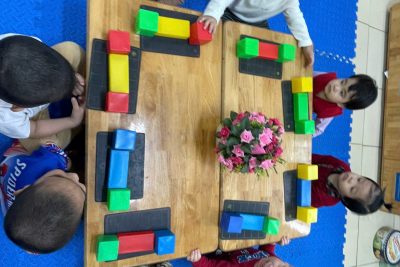 Hoạt động với đồ vật: “Xếp cái giường” – Lớp B2