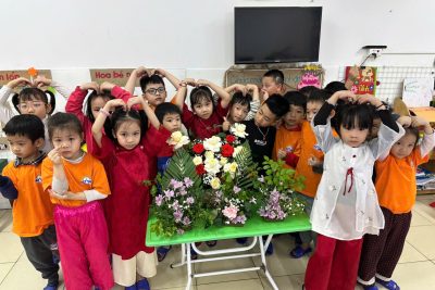 HOẠT ĐỘNG TRẢI NGHIỆM: CẮM HOA TẶNG CÔ LỚP C5