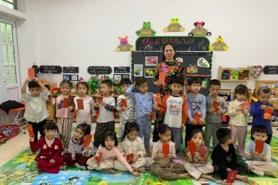 Các con lớp D4 nhận lì xì đầu năm của 2 cô vào buổi đầu đi học sau kì nghỉ Tết nguyên đán.