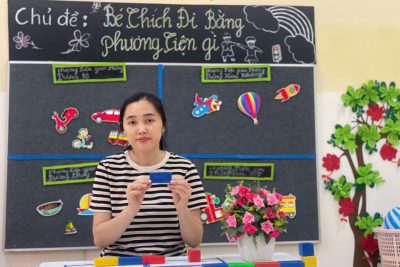 bạn nhỏ lớp B2 đã cùng nhau xếp những đoàn tàu thật ngộ nghĩnh từ các hình khối