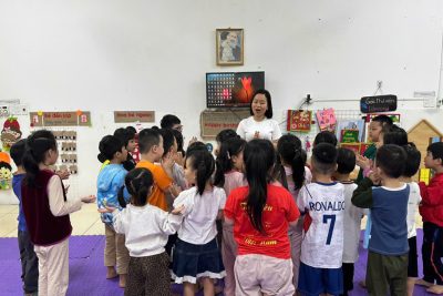 hoạt động nghe kể chuyện “Qua đường” lớp C5