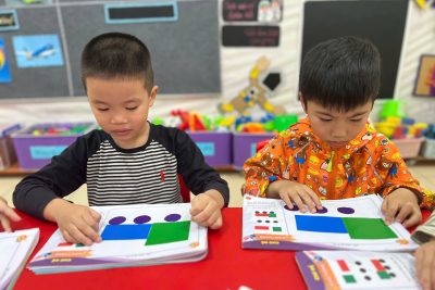 Hoạt động tạo hình: “Cắt, dán ô tô🛻🚚🚗” của lớp D5