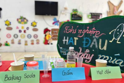 Các bạn nhỏ lớp D5 – Trường Mầm non Hai Bà Trưng đã cùng cô thực hiện thí nghiệm thú vị “Hạt đậu nhảy múa”