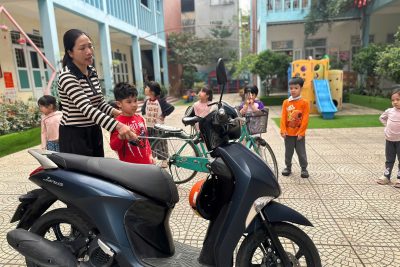 Hoạt động học “ quan sát xe đạp xe máy” của các con lớp B5, E5