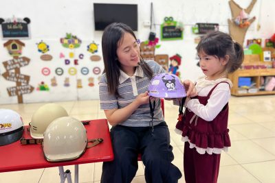 Hoạt động kỹ năng sống: “Đội mũ bảo hiểm ❤️🪖🪖🪖đúng cách” của các bạn nhỏ lớp A2, D5