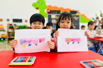 Tạo hình: Vẽ ô tô của các con lớp B3