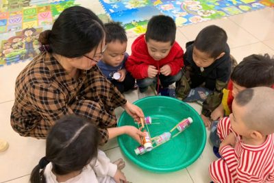 Lớp D4 – Học : ” Tạo hình: Làm thuyền