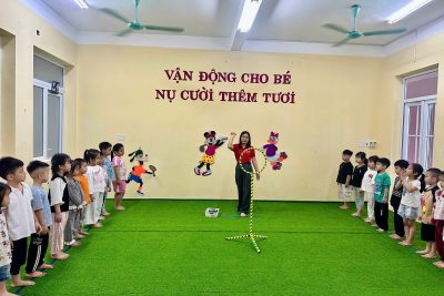 Các con lớp E5 nay học: Ném trúng đích bằng 1 tay