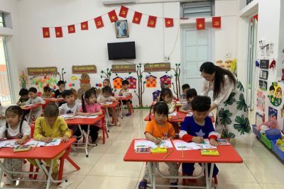 , làm bài trong sách LQCC “S” lớp D4