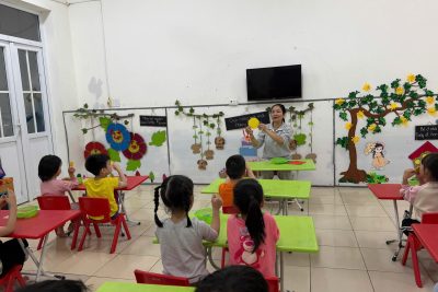 Hoạt động chơi, hoạt động theo ý thích “ôn nhận biết các hình cơ bản các bạn lớp B5