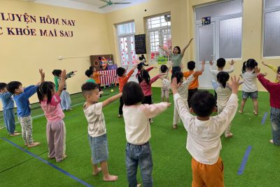 Giờ học thể dục: “Bật qua vật cản cao 10-15cm của các con lớp A4