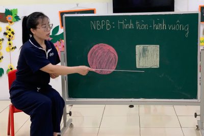 Hoạt động :Nhận biết phân biệt : hình tròn, hình vuông của các em bé lớp A2