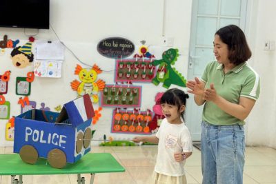 Giờ học khám phá khoa học: “Tìm hiểu về một số phương tiện giao thông đường bộ” của các bạn nhỏ lớp A4