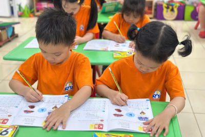 Các con lớp E5 nay học bài: Tô chữ cái h,k
