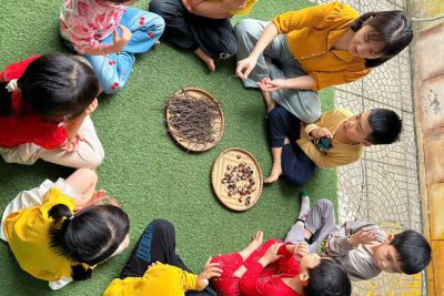 Hoạt động chơi ngoài trời: Xếp hình ô tô bằng cành cây lớp C5