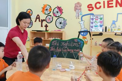 Thí Nghiệm Với chất tan trong nước các bạn nhỏ lớp D4